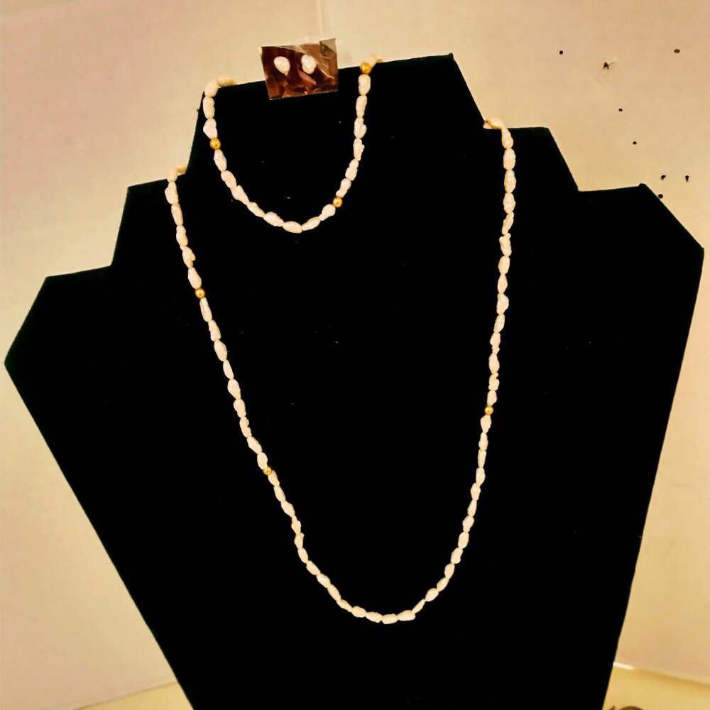 MATCHING 3 PIECE FRESHWATER PEARLS WITH GOLD ACCENT, BRACLET, NECKLACE EARRINGS